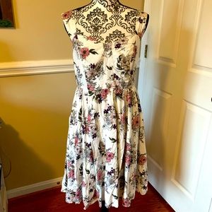 Torrid, women’s floral dress. Lined and adjustable. Size XL